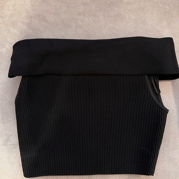 Aritzia Sculpt Knit Off-Shoulder Top
Ribbed off-the-shoulder top #98044 - Picture 2 of 3
